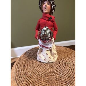 BYERS CHOICE Carolers‎ 2008 Woman GINGERBREAD Traditional Family D House Signed